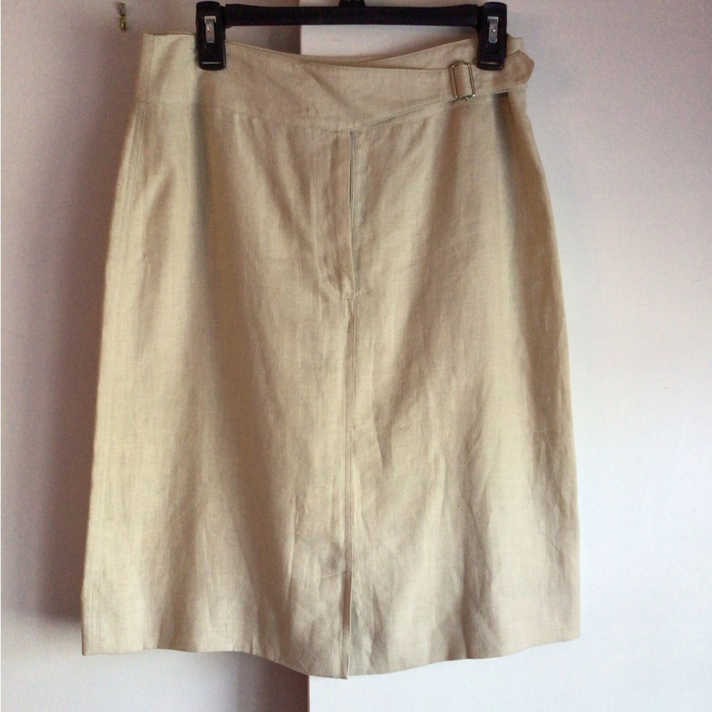 Fiui Gi by femme (not sure of spelling). 100% linen skirt with belt detail. Sz 8